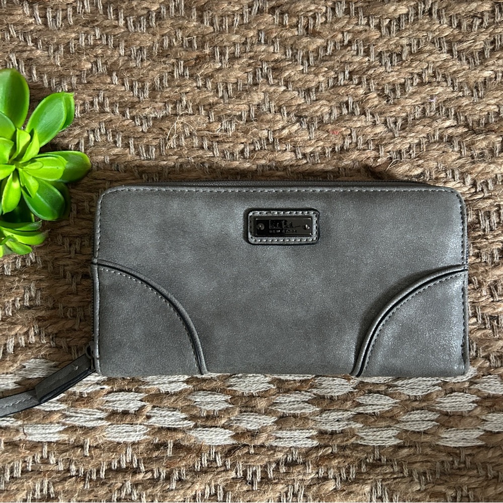 Nicole Miller Zip Wallet